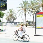 Una mujer en bicicleta pasa junto a un termómetro de calle en Sevilla que marca 45 grados según los datos de a Agencia Estatal de Meteorología (Aemet) | Fuente: EFE/ Raúl Caro