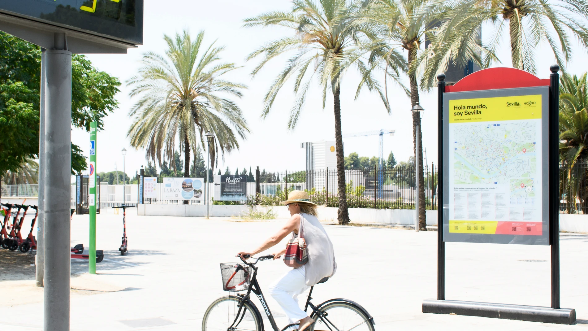 Una mujer en bicicleta pasa junto a un termómetro de calle en Sevilla que marca 45 grados según los datos de a Agencia Estatal de Meteorología (Aemet) | Fuente: EFE/ Raúl Caro