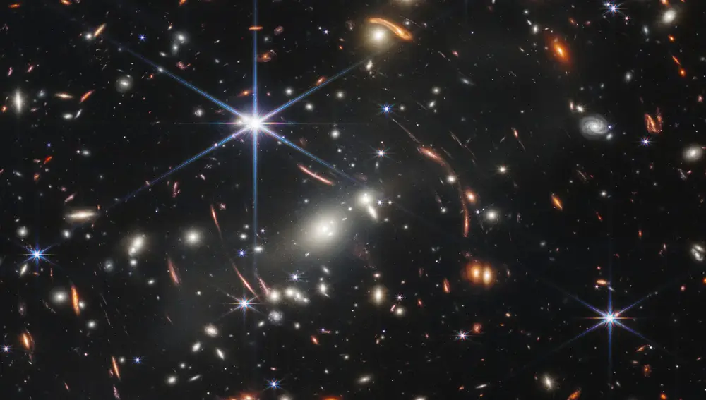 Imagen proporcionada por la NASA el pasado 12 de julio sobre la galaxia SMACS 0723, capturada por el telescopio James Webb