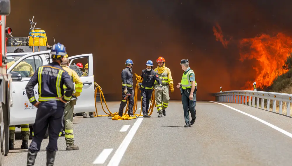 Incendio en la Nacional 110 a la atura de Navafría y Torreval de San Pedro