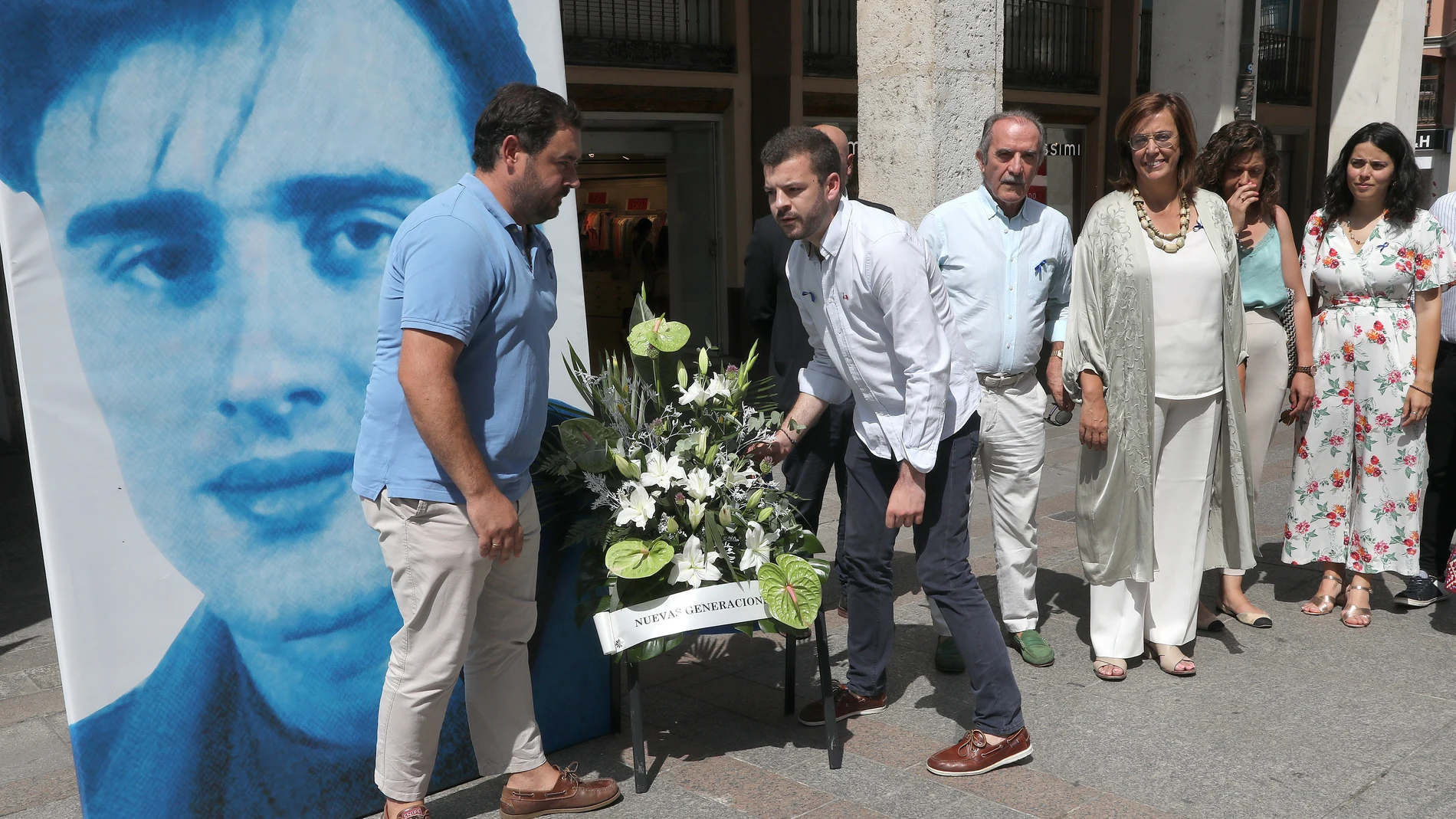 Lectura de manifiesto, minuto de silencio y ofrenda floral en memoria de Miguel Ángel Blanco organizado por las NN GG del PP de Palencia