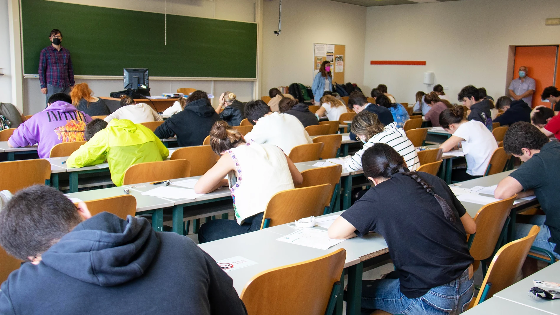 Estudiantes se examinan de la EBAU en Cantabria