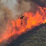 -FOTODELDÍA- GRAFAND1662. ALHAURÍN EL GRANDE (MÁLAGA), 15/07/2022.- Un helicóptero trabaja en las tareas de extinción del incendio declarado este mediodía en el paraje El Higuerón de Mijas (Málaga) por el que ya se están efectuando desalojos en Jarapalos, Lauro Golf y Villa Llanos de la Plata, en el término municipal de Alhaurín de la Torre y que ha alcanzado al municipio de Alhaurín el Grande. EFE/Daniel Pérez