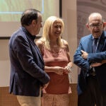 El director general de Medio Ambiente, José Manuel Jiménez, presenta el proyecto de la planta de producción de hidrógeno en el PEMA junto a la delegada, Yolanda de Gregorio y al presidente de la Diputación, Benito Serrano