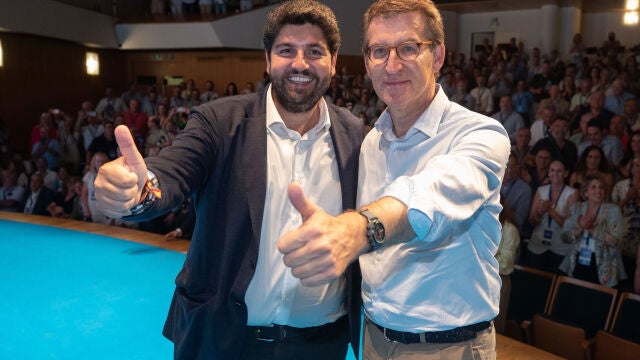El presidente del Partido Popular Alberto Nuñez Feijó (d) y el presidente del partido en Murcia Fenrnado López Miras (i)