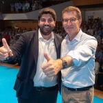 El presidente del Partido Popular Alberto Nuñez Feijó (d) y el presidente del partido en Murcia Fenrnado López Miras (i)