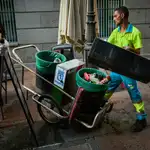 Barrenderos limpiando por las calles de Madrid el día después que un compañero de profesión falleciese trabajando por la ola de calor que estamos sufriendo estos últimos días en la capital.