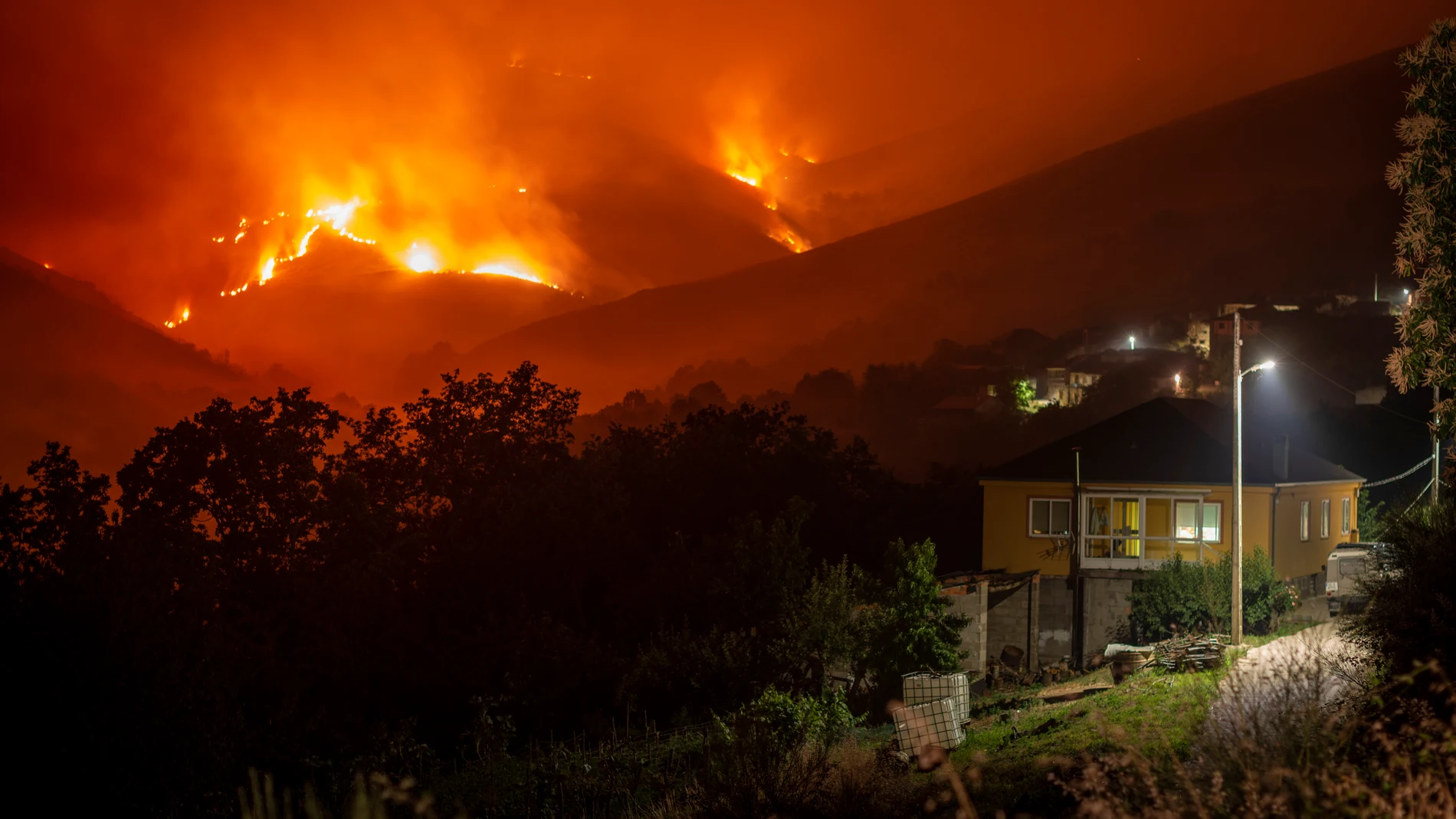 Incendio en Carballeda de Valdeorras (Ourense)