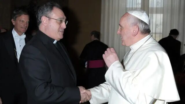 Monseñor José María Gil Tamayo con el Papa Francisco en una imagen de archivo