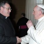 Monseñor José María Gil Tamayo con el Papa Francisco en una imagen de archivo