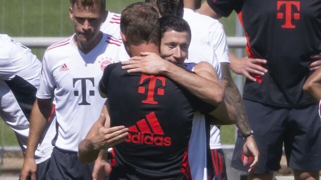 Robert Lewandowski y el técnico del Bayern, Julian Nagelsmann se despiden en el entrenamiento del Bayern de este sábado