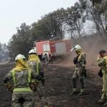 Bomberos forestales durante las labores de extinción de un incendio en A Pobra do Brolló, Lugo, Galicia, (España) el año pasado