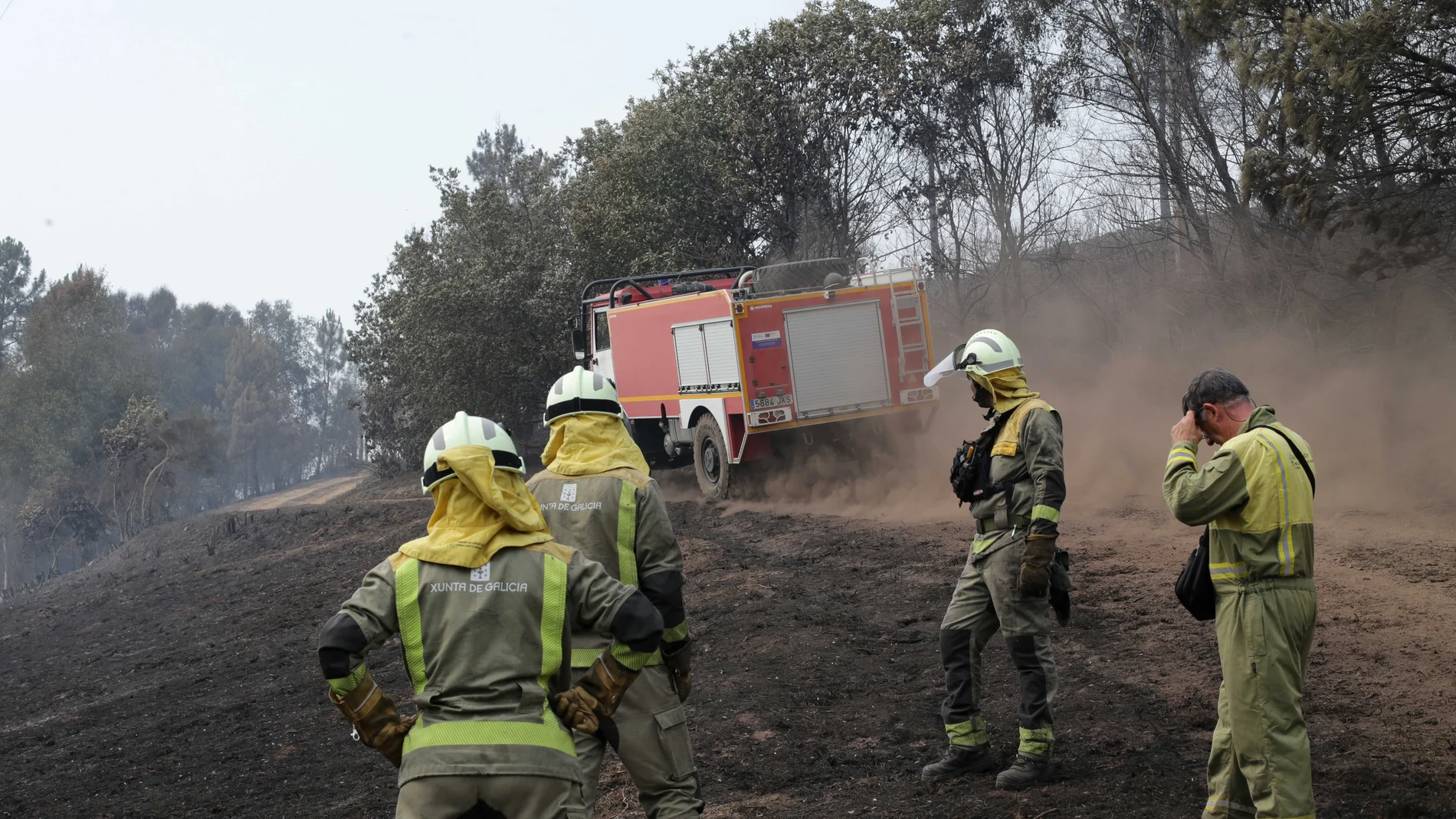 Bomberos forestales durante las labores de extinción de un incendio en A Pobra do Brolló, Lugo, Galicia, (España) el año pasado