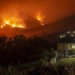Las llamas avanzan hacia el pueblo de Candeda (Carballeda de Valdeorras). Más de 3.000 hectáreas hasta el momento se han visto afectadas en catorce incendios forestales registrados en Galicia.