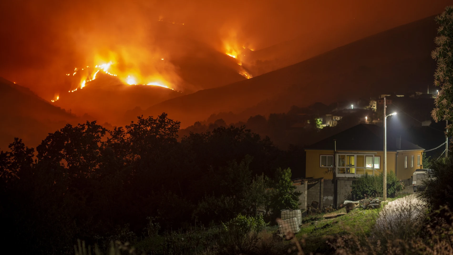 Las llamas avanzan hacia el pueblo de Candeda (Carballeda de Valdeorras). Más de 3.000 hectáreas hasta el momento se han visto afectadas en catorce incendios forestales registrados en Galicia.