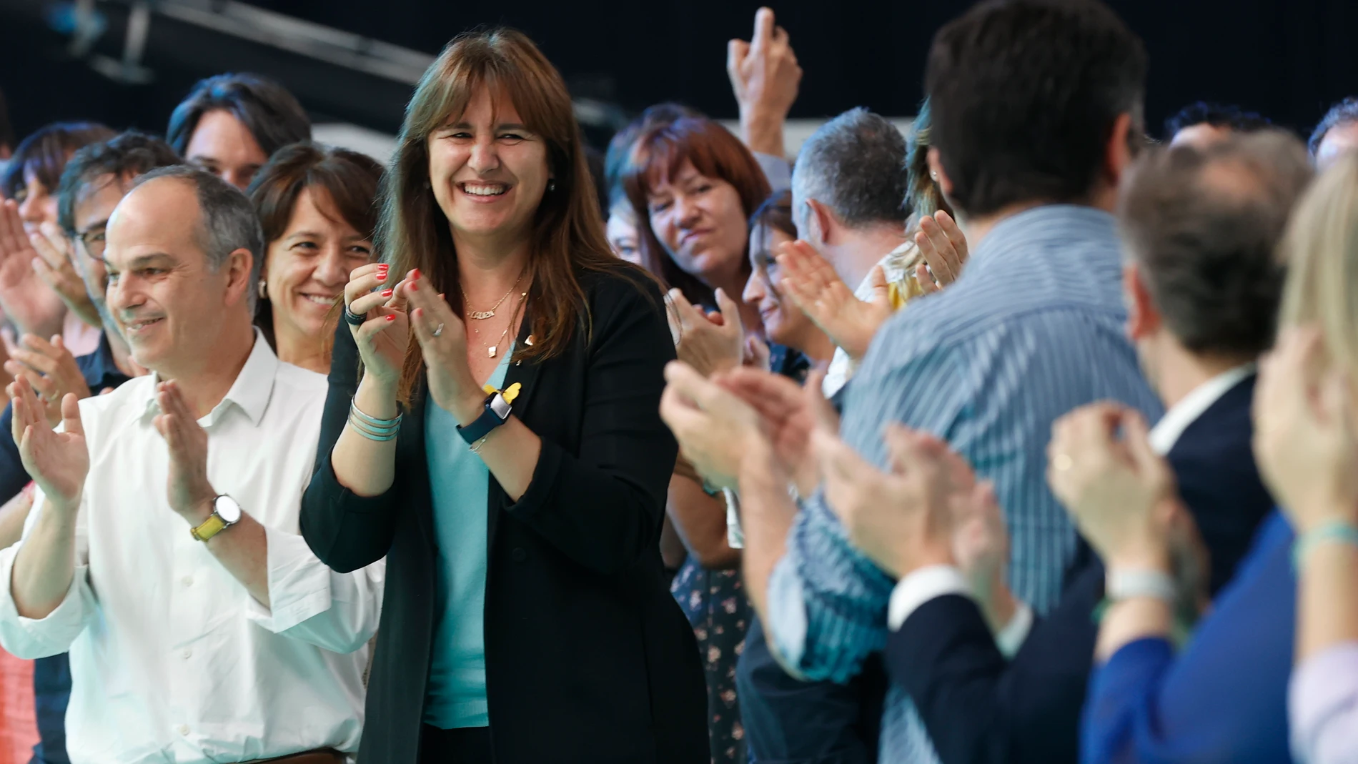 El secretario general de JxCat, Jordi Turull, y la presidenta del partido, Laura Borràs, aplauden durante la segunda jornada del congreso de la formación