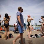 Londinenses bañándose para luchar contra las altas temperaturas, que pueden llegar a 40º