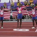 Fred Kerley (en el centro), el nuevo campeón de los 100 metros, junto a Marvin Bracy (izquierda), el medallista de plata y Trayvon Bromell, que fue bronce