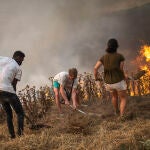 Vecinos colaboran en las labores de extinción en un incendio forestal, a 17 de julio de 2022, vistas desde Sant Fruitós del Bages, Barcelona. Lorena Sopêna / Europa Press