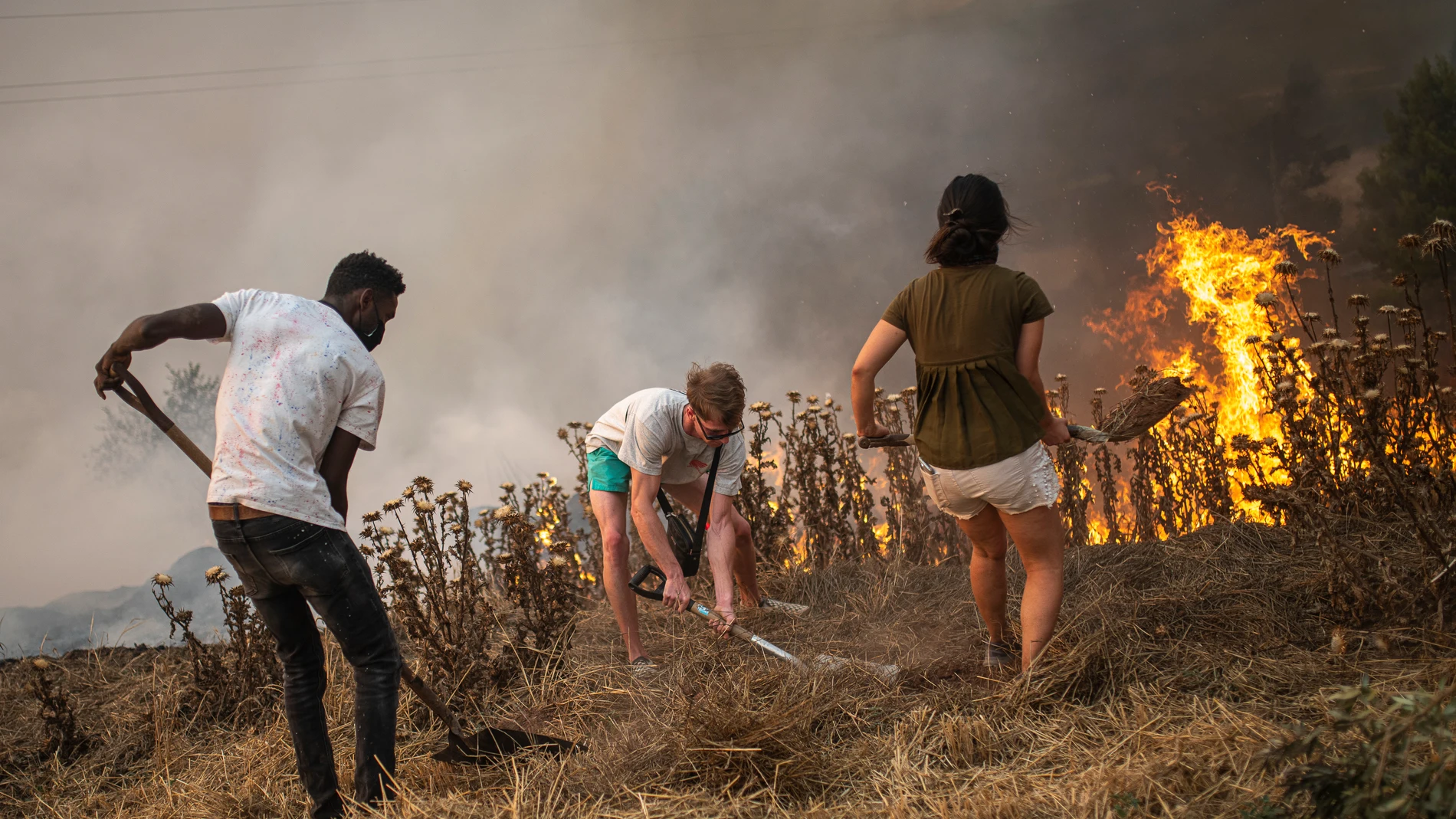 Vecinos colaboran en las labores de extinción en un incendio forestal, a 17 de julio de 2022, vistas desde Sant Fruitós del Bages, Barcelona. Lorena Sopêna / Europa Press