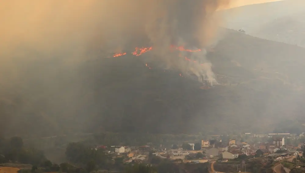 El incendio de Carballeda de Valdeorras entra en el municipio de O Barco de Valdeorras. CEDIDA - NEREA FERNÁNDEZ 17/07/2022