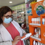 La farmaceútica Carmen Calvo observa un tubo de crema solar en su farmacia de Palencia
