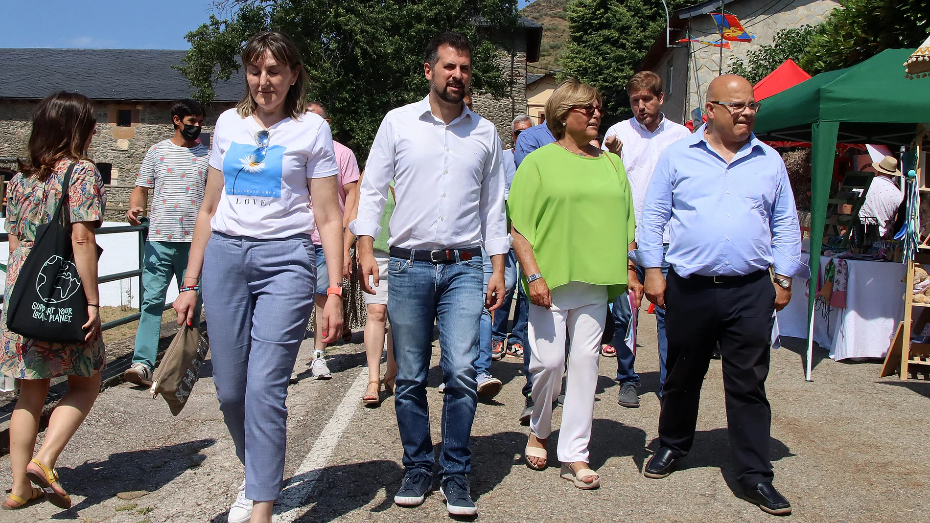 El secretario general del PSOE de Castilla y León, Luis Tudanca, con la alcaldesa de Murias de Paredes, Carmen Mallo y el subdelegado del Gobierno, Faustino Sánchez