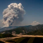 Columnas de humo ascienden del incendio forestal activo en el Parque Natural de O Invernadeiro en Vilariño de Conso, Orense, este domingo, que ha quemado ya 160 hectáreas en la parroquia de Pradoalbar.