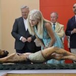 La consejera de Cultura y Patrimonio Histórico en funciones, Patricia del Pozo, observa la imagen restaurada del Cristo del Subterráneo o Cristo de la Sangre