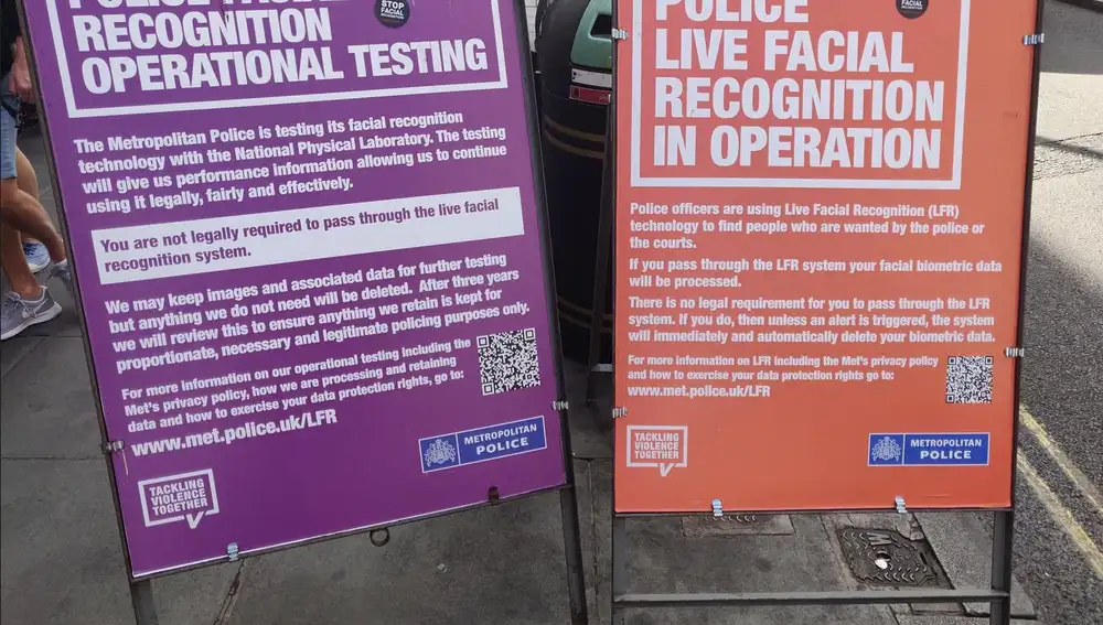 Carteles de la policía metropolitana de Londres en Oxford Circus advirtiendo del desarrollo de la operación de reconocimiento facial.