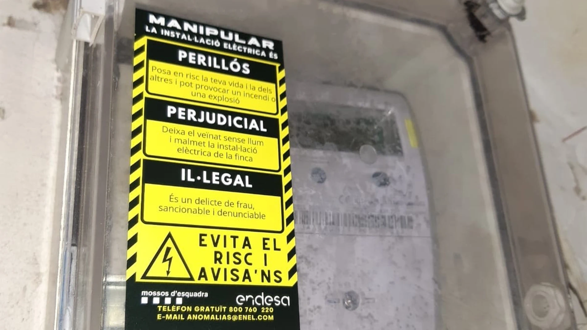 Contador manipulado con una pegatina de la campanya