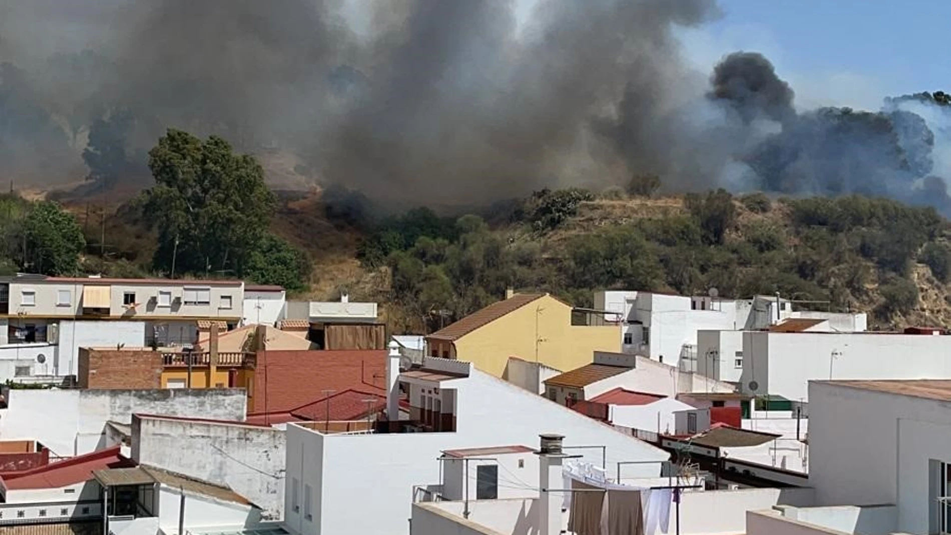 Incendio en las laderas del Conquero de Huelva. EUROPA PRESS