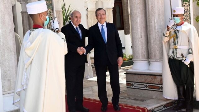 Mario Draghi junto con el presidente argelino Abdelmadjid Tebboune este lunes en el Palacio de El Mouradia en Argel