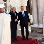 Mario Draghi junto con el presidente argelino Abdelmadjid Tebboune este lunes en el Palacio de El Mouradia en Argel
