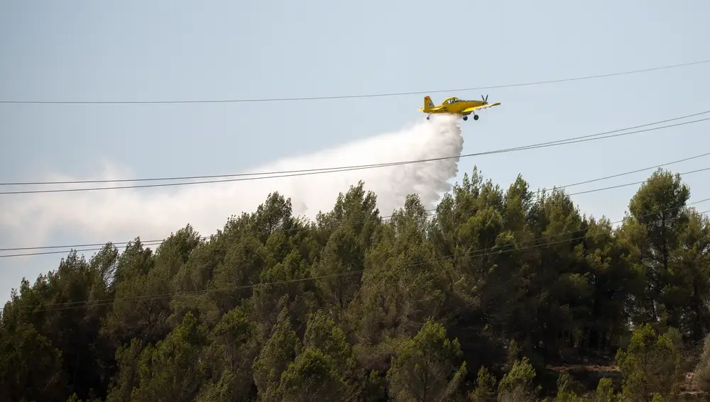 Un helicóptero trabaja en la extinción de un nuevo incendio cerca del antiguo vertedero del Pont de Vilomara