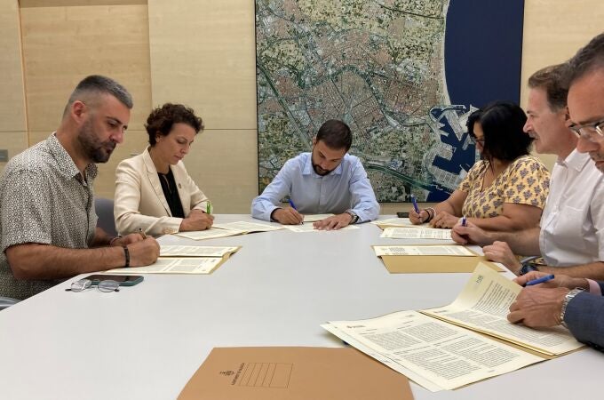 La firma entre el Ayuntamiento e i-DE