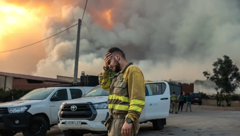 Un bombero llora en las inmediacioes del incendio de Losaci