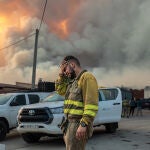 Un bombero llora en las inmediacioes del incendio de Losaci