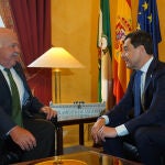 El presidente del Parlamento andaluz, Jesús Aguirre, recibe a el presidente del PP-A y de la Junta en funciones, Juanma Moreno