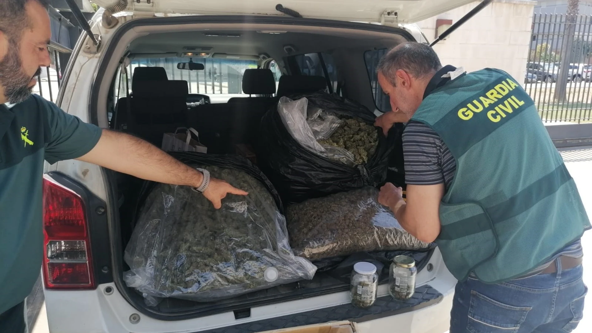 Agentes interceptan 18 kilos de marihuana