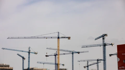 Venta y construcción de viviendas unifamiliares y pisos en el barrio del Canaveral en Madrid.