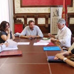 El alcalde de Valladolid, Óscar Puente, firma sendos convenios con el alcalde de Arroyo de la Encomienda, Sarbelio Fernández, y la alcaldesa de La Cistérniga, Patricia González Encinar, para la formación de los policías municipales