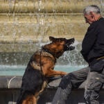 Un hombre se refresca en una fuente de Londres