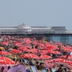 Playa en Brighton, Reino Unido, en plena ola de calor con 40º de temperatura