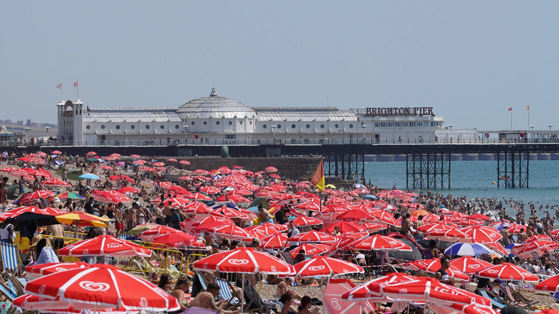 Playa en Brighton, Reino Unido, en plena ola de calor con 40º de temperatura