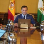 El presidente de la Junta en funciones, Juanma Moreno, preside la última reunión ordinaria del Consejo de Gobierno. Eduardo Briones / Europa Press