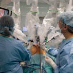 Cera de una veintena de profesionales, entre los que figuran siete cirujanos, participaron en la cirugía de trasplante de útero de Maira