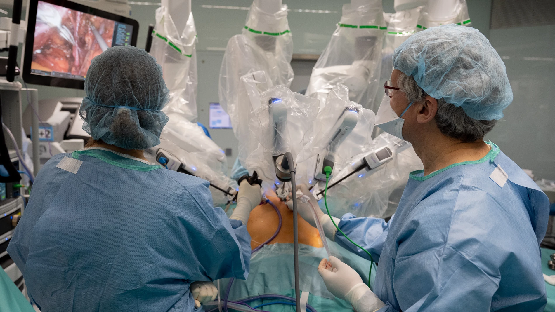 Cera de una veintena de profesionales, entre los que figuran siete cirujanos, participaron en la cirugía de trasplante de útero de Maira