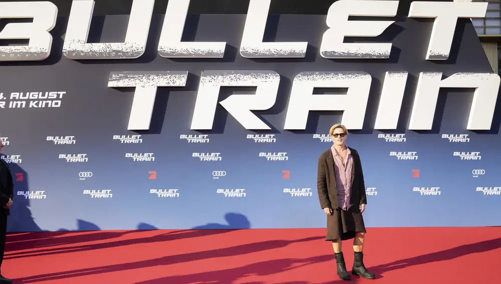 Brad Pitt con falda en la premiere de 'Bullet Train' en Berlín