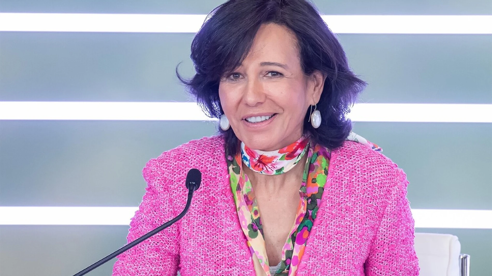 La presidenta de Banco Santander recordó la necesidad de promover las vocaciones científicas